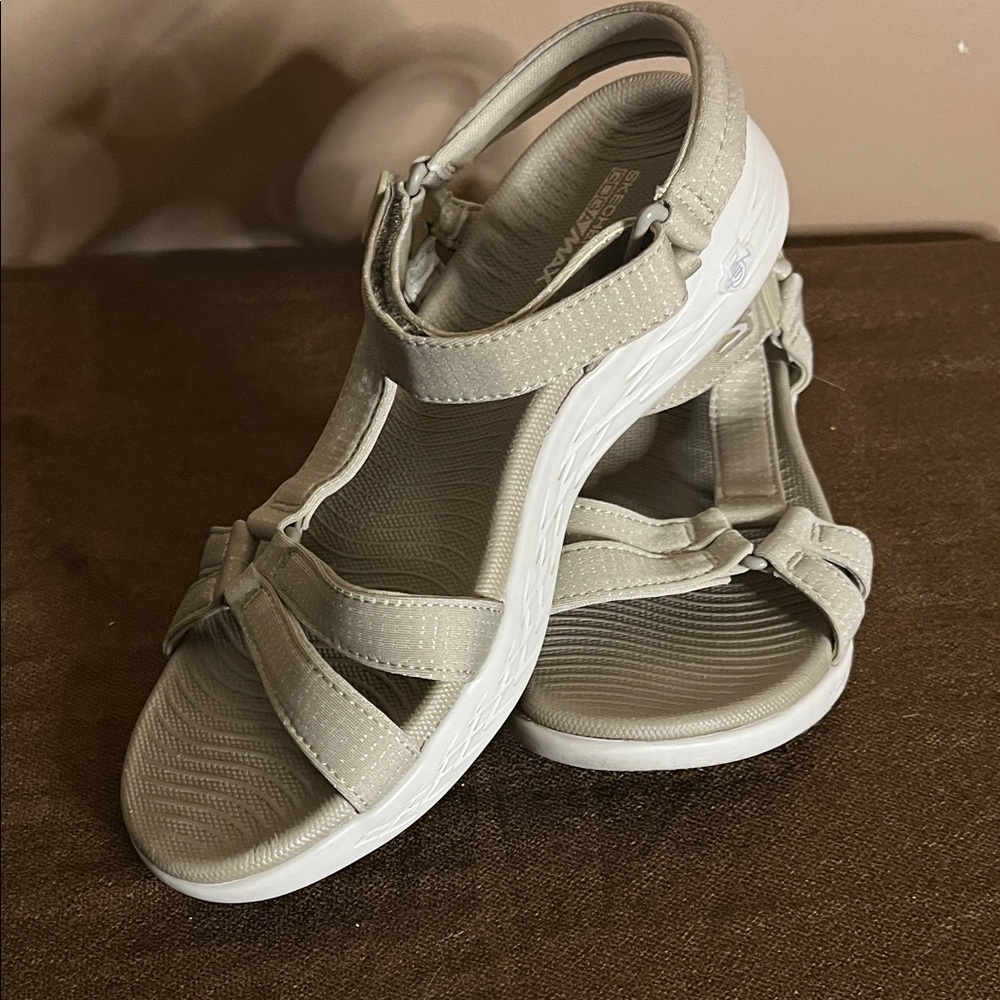 😄Skechers Velcro sandals GoGamax size 7 ladies
